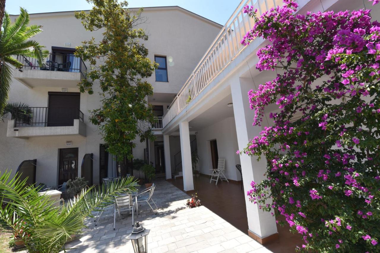 6 Palmi Apartment *