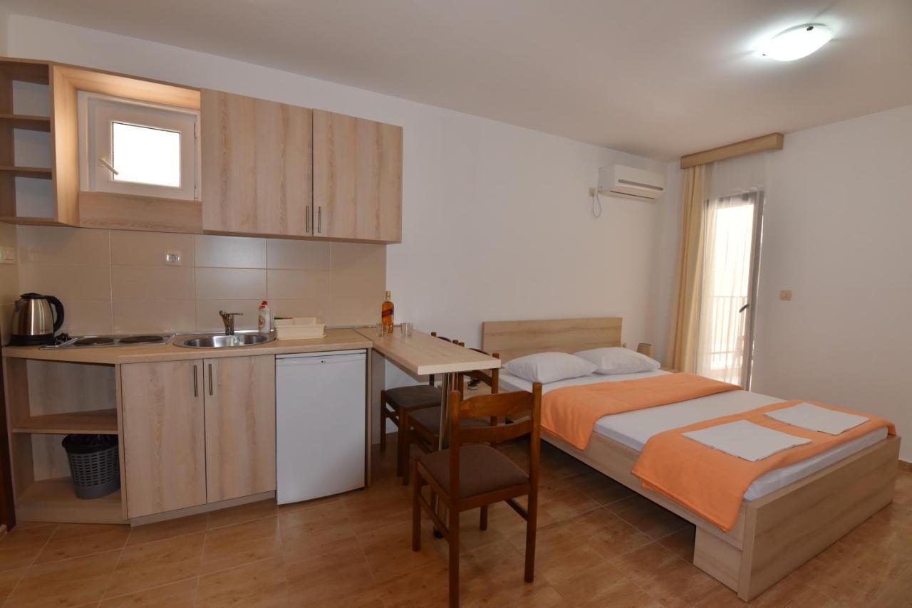 6 Palmi * Budva