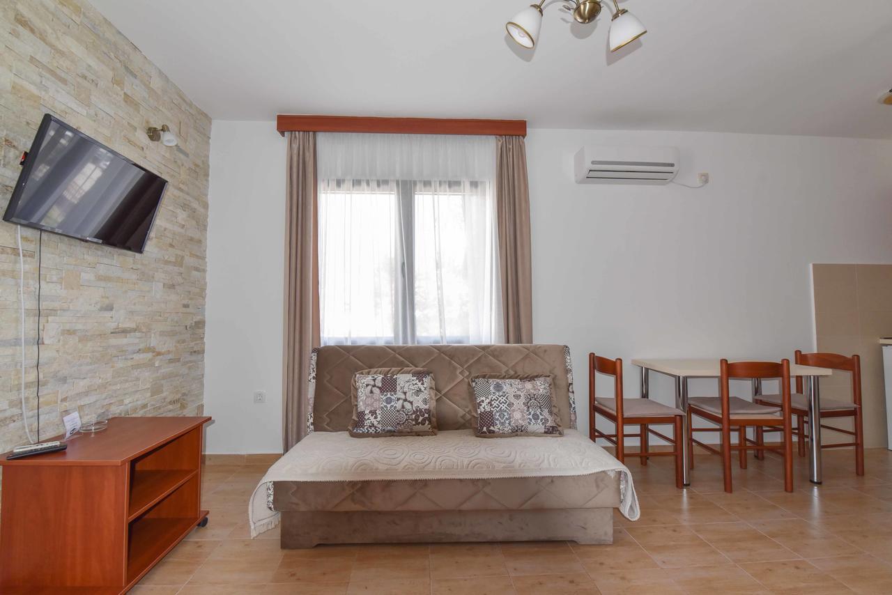 6 Palmi * Budva